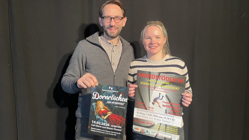 Markus Böllig und Sabrina Hoffman mit Plakaten, die zwei der sechs Theaterstücke zeigen, die während des Festivals präsentiert werden.