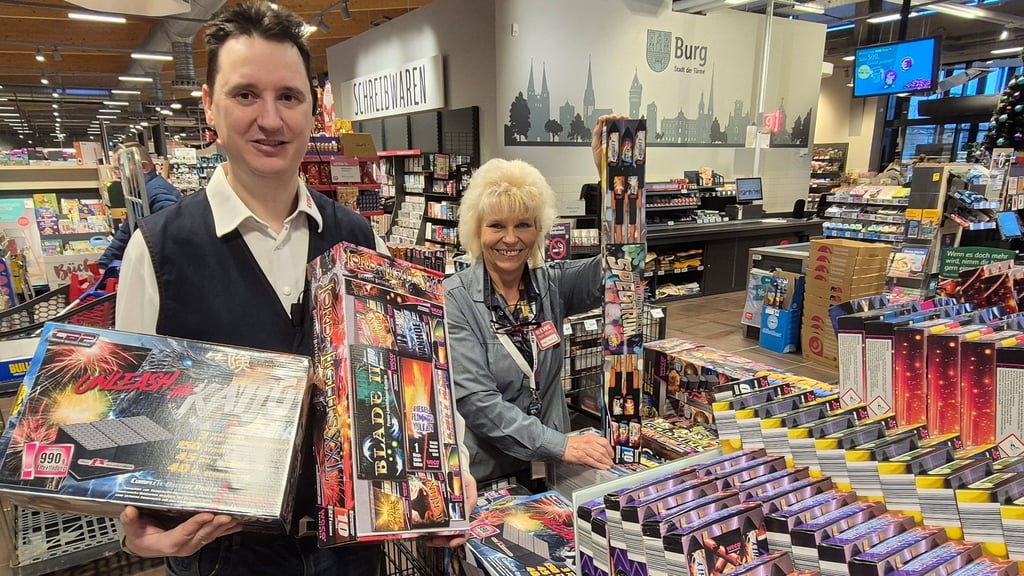 Daniel Bunzeck und Benny Bock präsentieren das vielfältige Feuerwerks-Sortiment 2025.