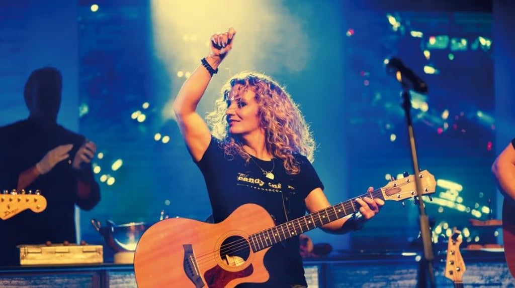 Bald in der Halloren-Schokoladenfabrik auf der Bühne: die Sängerin Christina Rommel aus Erfurt