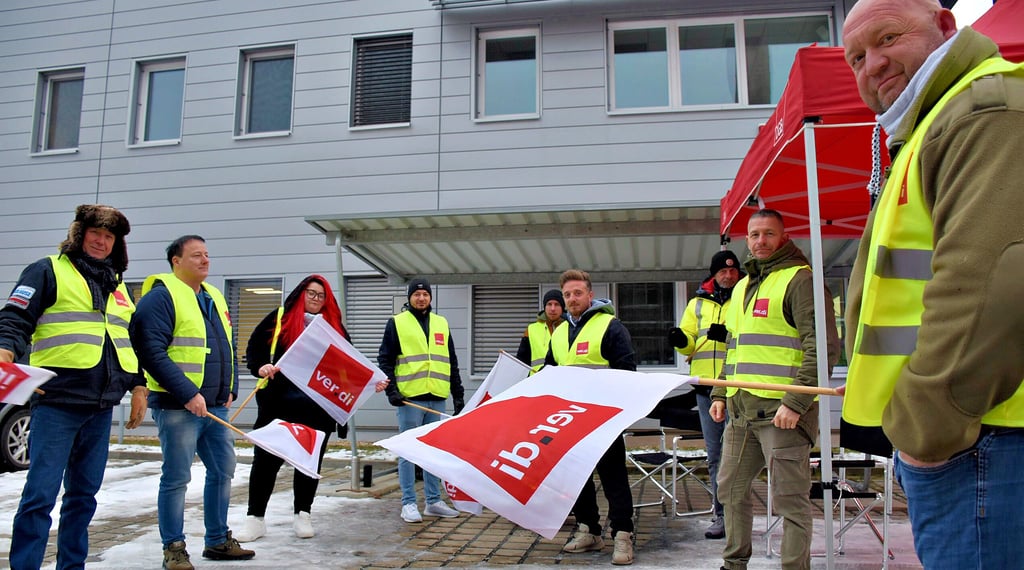 Bei minus fünf Grad stehen Beschäftigte des PVG Burgenlandkreis am Montag vor dem Betriebsgelände in Zeitz.