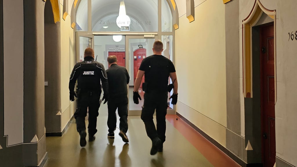 Ein  Pole (M.) muss sich vor dem Landgericht wegen des Vorwurfs der Vergewaltigung verantworten. Seit Mai sitzt er in Untersuchungshaft.