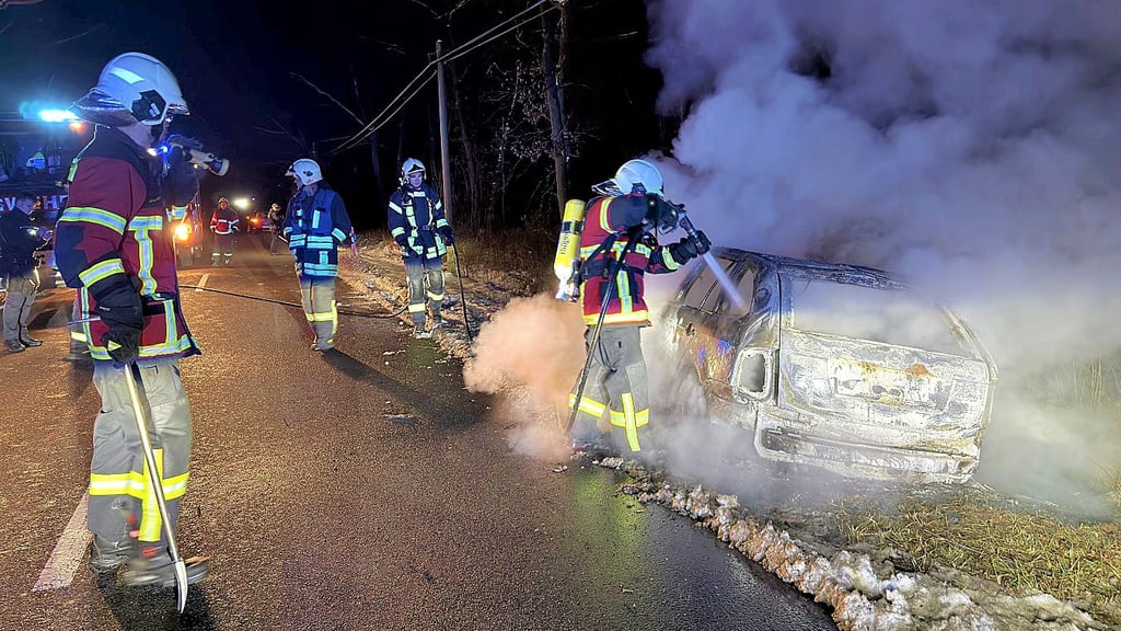 Feuerwehren aus Möhlau und Zschornewitz löschen einen Pkw. 