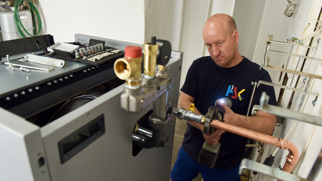 Der Einbau neuer Heizungen wie hier in Hettstedt ist in Deutschland stark rückläufig. 