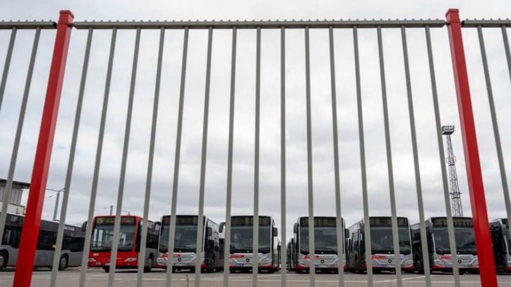 Dicht sind seit Betriebsbeginn um 3 Uhr die Tore bei der Havag in Halle: Kein Bus und keine Bahn sind unterwegs.