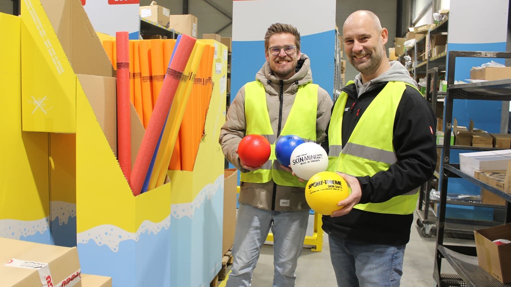 Steven Schulze (l.) und René Bomeier arbeiten als Lagerleitung im Haldensleber Logistikzentrum. In den Händen halten sie die Verkaufsfavoriten: Softbälle. Dahinter sind Poolnudeln, die ebenso viel gekauft werden.