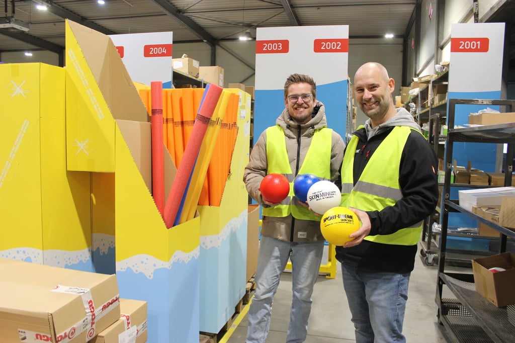 Steven Schulze (l.) und René Bomeier arbeiten als Lagerleitung im Haldensleber Logistikzentrum. In den Händen halten sie die Verkaufsfavoriten: Softbälle. Dahinter sind Poolnudeln, die ebenso viel gekauft werden.