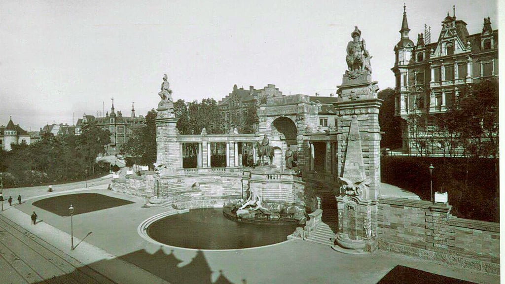Die Gesamtansicht des Kaiser-Wilhelm-Denkmals in der Nähe des Joliot-Curie-Platzes. Dazu gehörte auch das Moltke-Standbild.