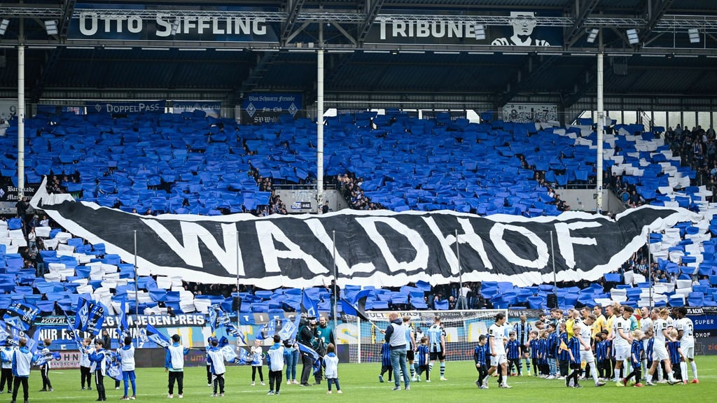 Viele Traditionsclubs und spannende Spiele: Die 3. Liga zieht die Fans an. (Archivbild)