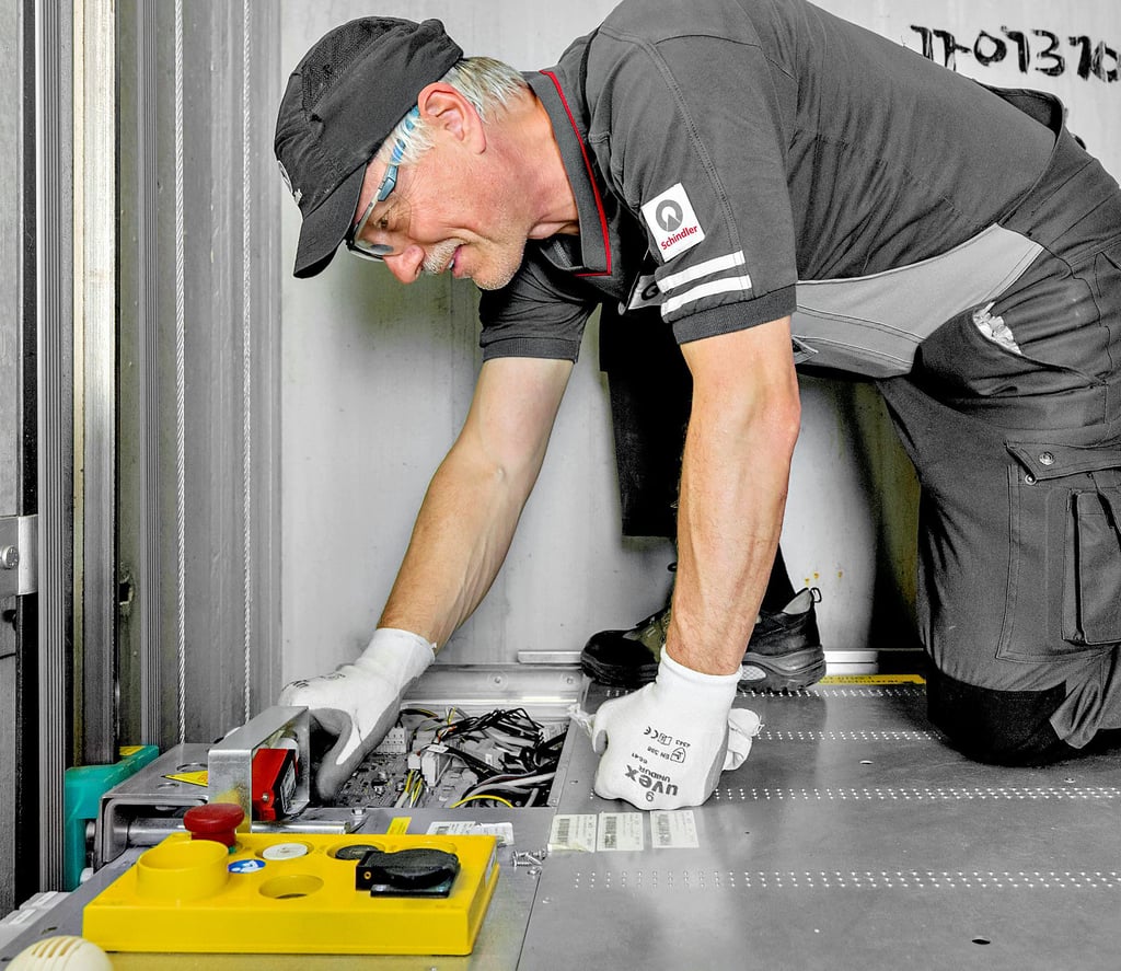 Schindler, einer der Fahrstuhlbauer, versichert unkomlizierte Arbeiten.