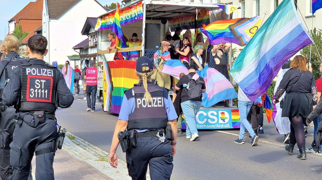 Die Polizei zeigt ihre Präsenz bei queeren Veranstaltungen. Neben zum Beispiel der Arbeit mit Vereinen  ist sie auch beim Christopher Street Day (CSD) zu sehen. 