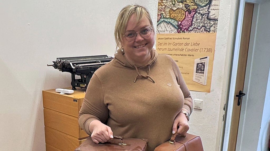 Stadtarchivarin Anja Aschenbach übt sich derzeit –  natürlich nur streng dienstlich –  als Kofferträgerin.
