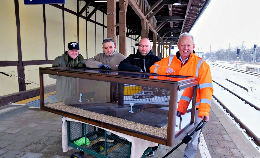 Steffen Dörre, Ahmad Alshekh Ali,  René Rzepka und Georg Heeg (v.l.) transportierten die Schwelle ins Vereins-Depot am Köthener Bahnhof.