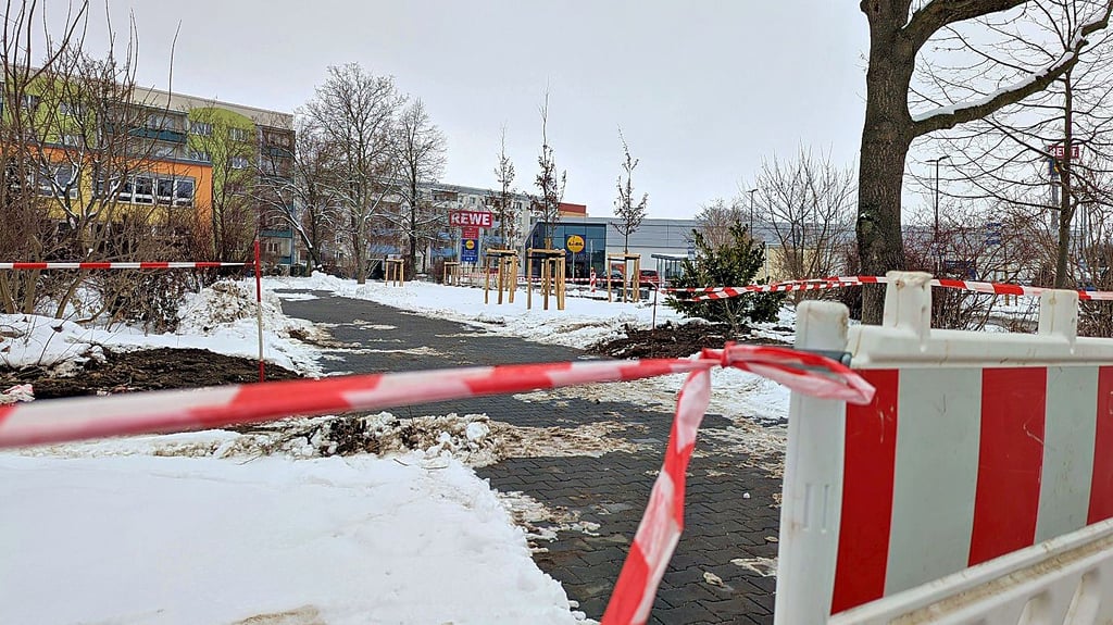 Zwölf neue Parkplätze am Roßmarkt in Merseburg sollen „für alle“ sein. Doch die Gebäudewirtschaft könnte Anwohnerparkplätze anstoßen. Was die Stadt dazu sagt – und was noch offen ist.