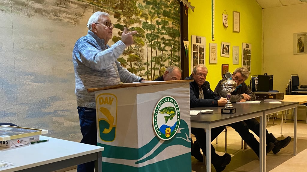 Dietmar Simanowski leitet die Mitgliederversammlung des Sportanglerclubs Elbe-Parey und Umgebung.