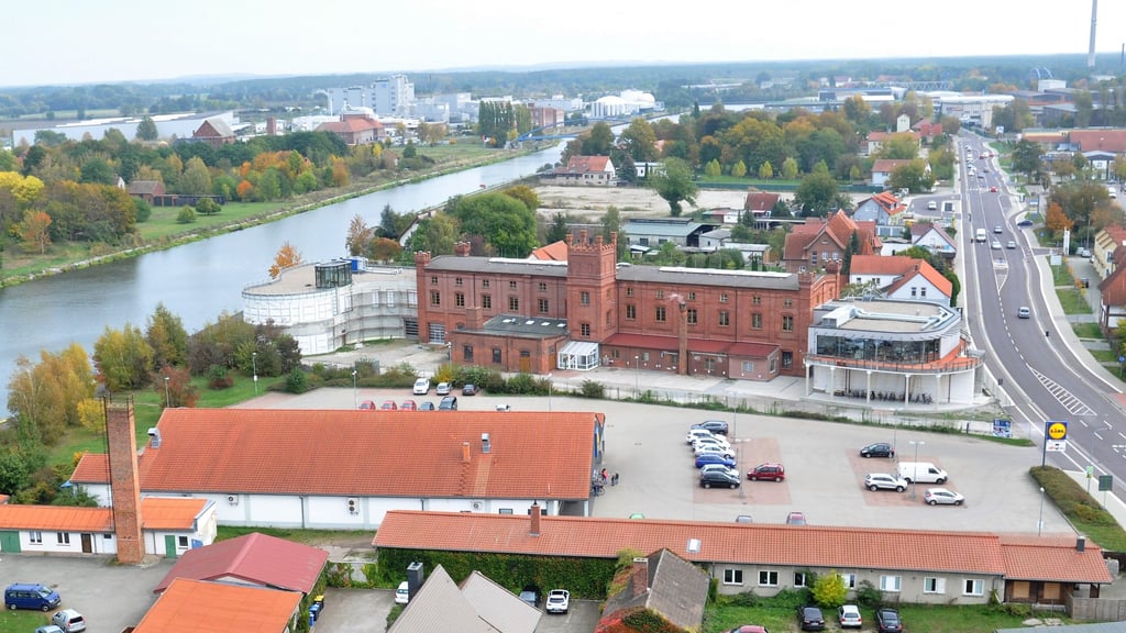 Der gleiche Blick vom Wasserturm heute auf die ehemalige Hanffabrik, links am Kanal soll der Caravanplatz ausgebaut werden.  