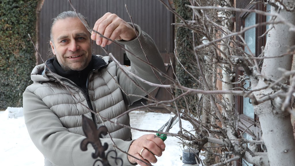 TV-Gärtner Marcus Bursian rät dazu, im Februar die Obstbäume mit der Rosenschere von sogenannten Geiltrieben oder Wasserschössern zu befreien.