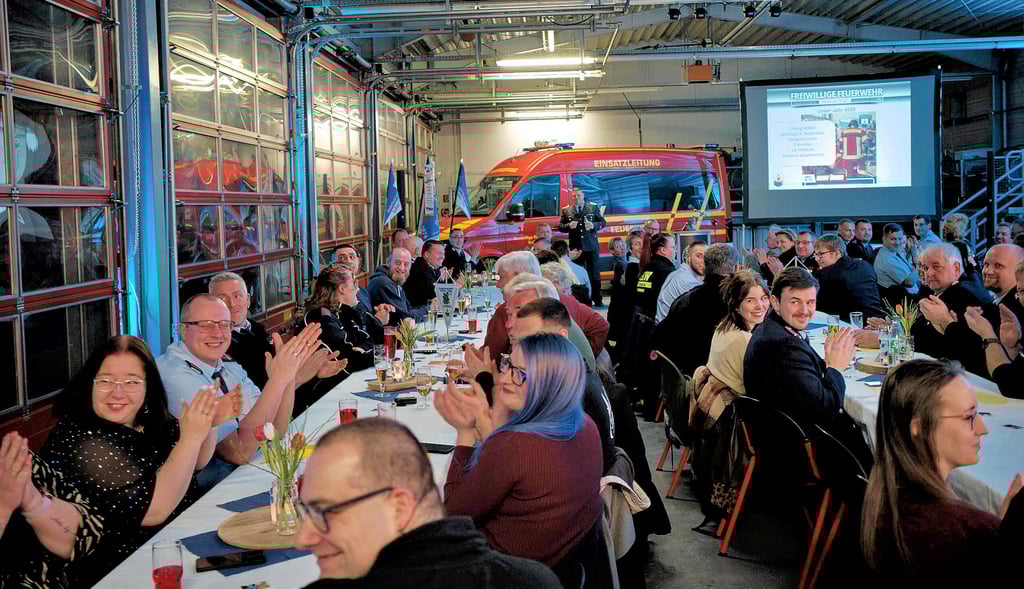 Ein Blick auf die Jahreshauptversammlung  der Freiwillige Feuerwehr Roßlau. Redner war Wehrleiter Enrico Schammer.