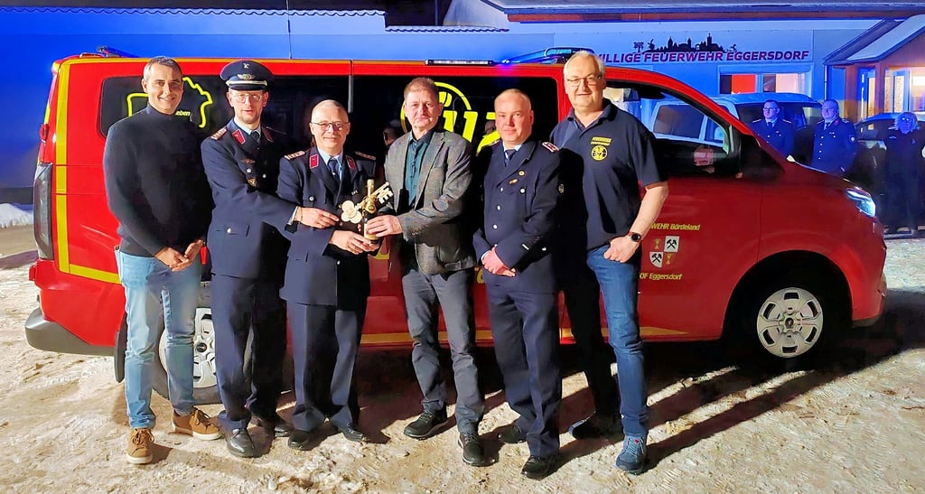 Die Feuerwehr bekommt den neuen  Mannschaftstransportwagen überreicht. 