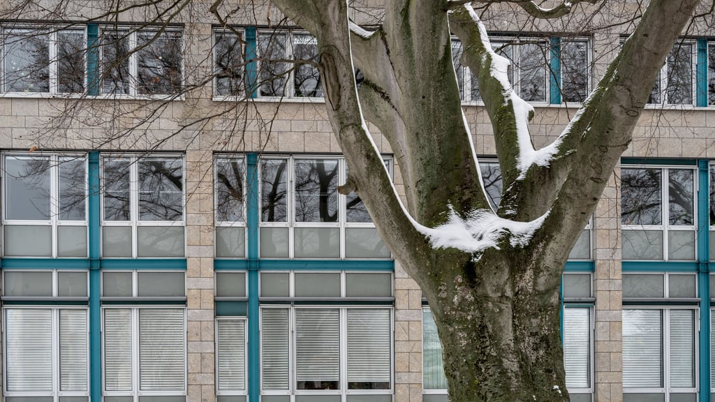 Blick auf einen Teil des Gebäudes der Agentur für Arbeit in Halberstadt.