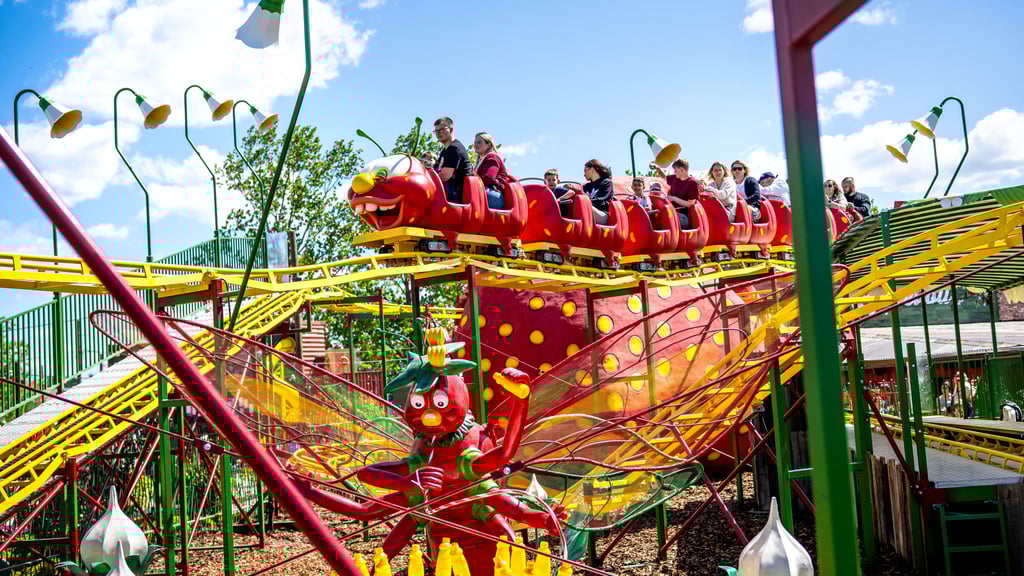 In Wernigerode im Harz entsteht ein Karls Erdbeerhof - mit großer Markthalle, Restaurants und vielen Fahrgeschäften (wie hier im Erlebnis-Dorf in Loxstedt). Sorgt das für Lärm?