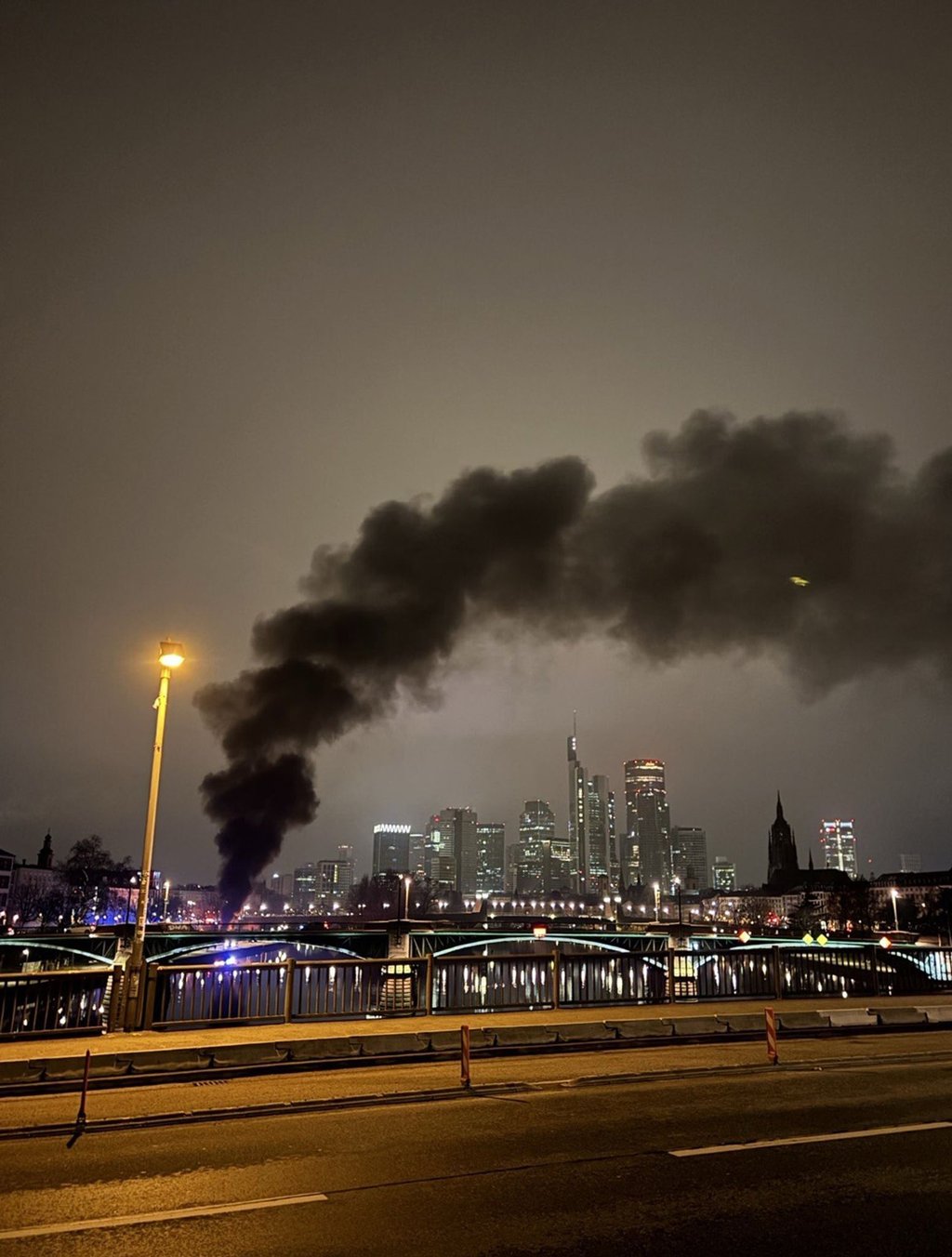 Eine Rauchsäule steigt am Frankfurter Mainufer auf.
