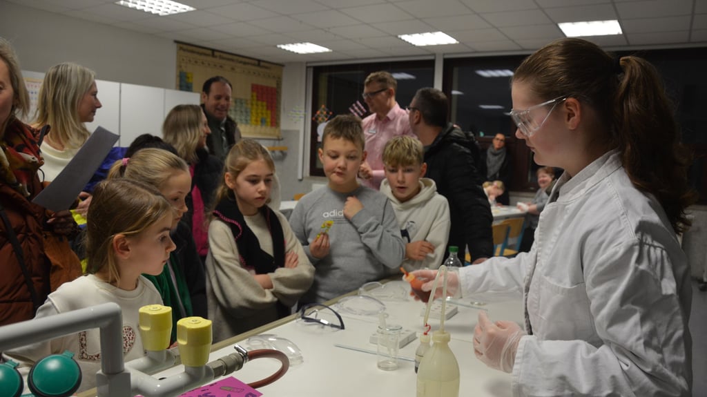 Gespannt verfolgen Kinder die Experimente im Chemieraum  beim Tag der offenen Tür im Gymnasium Oschersleben.