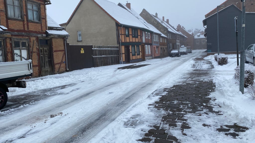 Die Achterstraße in Oebisfelde ist ein Beispiel für die Seitenstraßen, die vom Winterdienst nicht mit abgedeckt zu werden scheinen. Hier ist bei einem Schneetief nur noch Schritttempo möglich.
