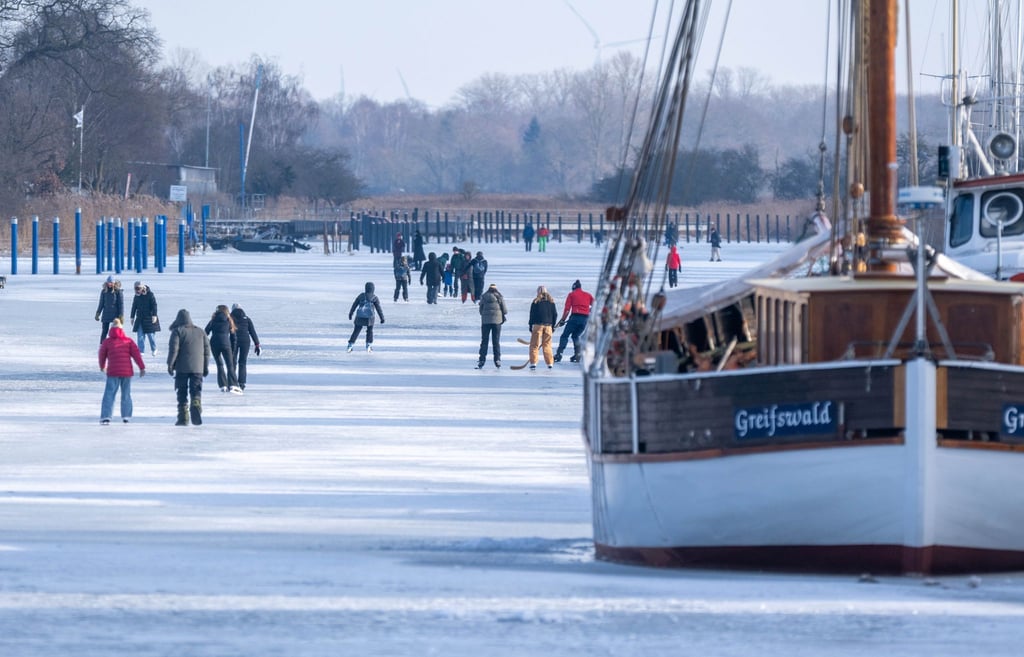 Gute Nachrichten für alle, die gerne Schlittschuhfahren gehen: Im Nordosten bleibt es bitterkalt - und viele Seen und gar Flüsse damit gefroren.