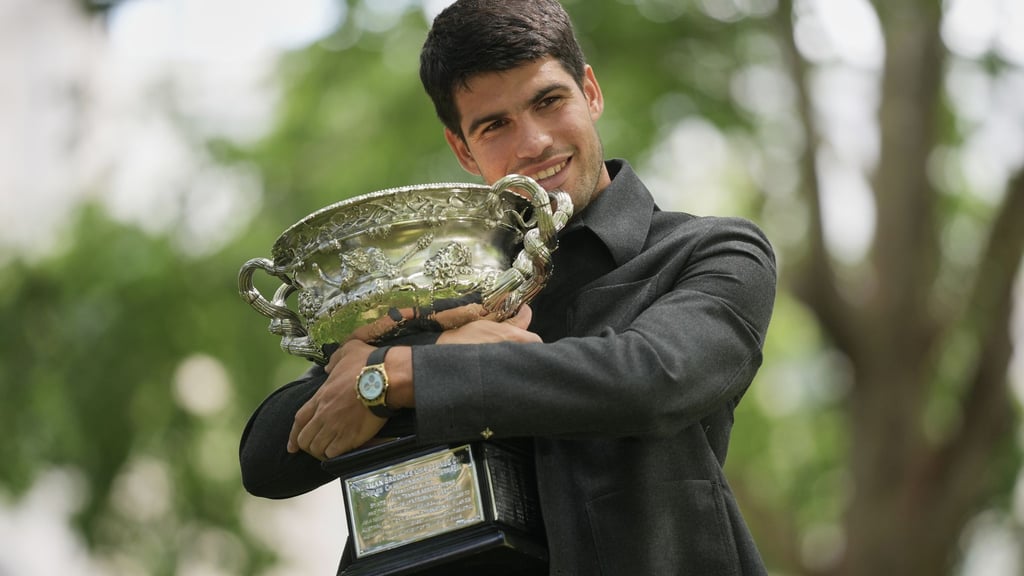 Am Tag nach seinem Triumph in Melbourne posierte Carlos Alcaraz mit dem Pokal.