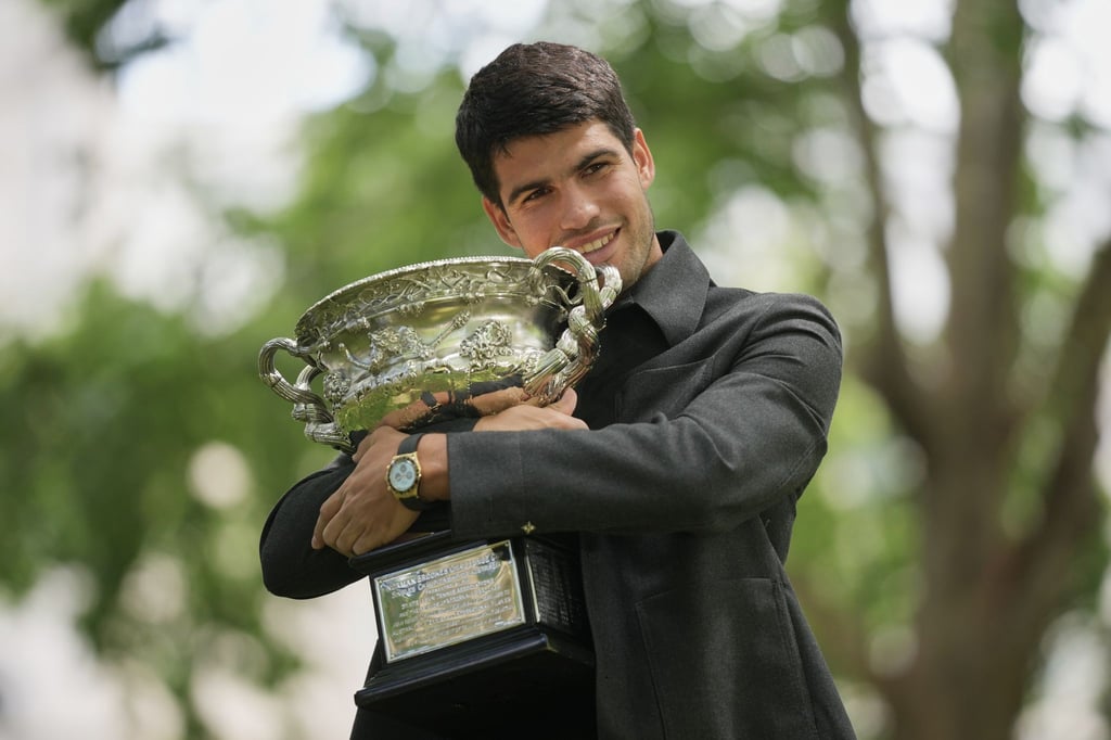 Am Tag nach seinem Triumph in Melbourne posierte Carlos Alcaraz mit dem Pokal.