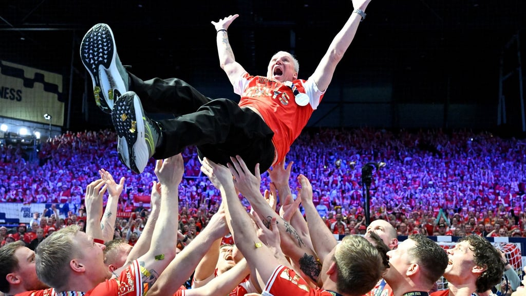 Trainer Nikolaj Jacobsen wird von seinen Spielern gefeiert.