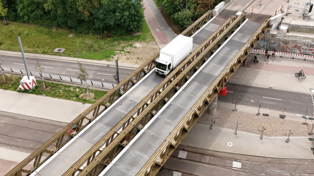 Die Behelfsbrücke über den Damaschkeplatz in Magdeburg wird gesperrt.