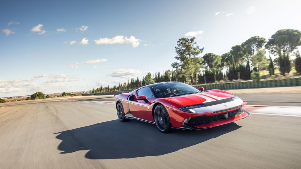 Der Ferrari 849 Testarossa tritt die Nachfolge des SF90 an, und kombiniert einen V8-Biturbo mit drei Elektromotoren.