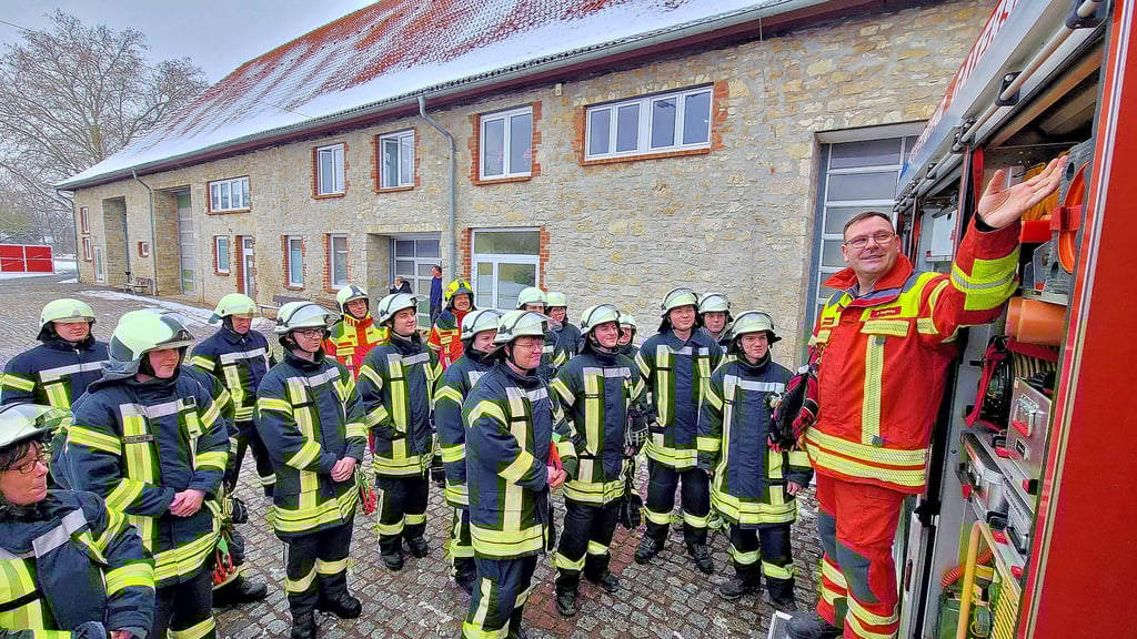 Nach theoretischen Erläuterungen zur Feuerwehrtechnik zeigt Ausbilder Ralf Jungtorius den Teilnehmern die Ausrüstung am Fahrzeug. 