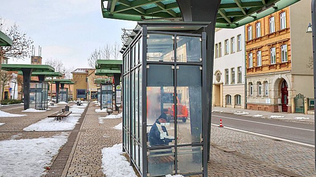 Mit Ausnahme von Mitarbeitern der Stadt, die Bäume verschnitten, und dem Mann im Wartehäuschen, der nichts von dem Streik wusste, war es am Montagmittag leer am Weißenfelser Busbahnhof - so leer wie die Anzeigetafeln.