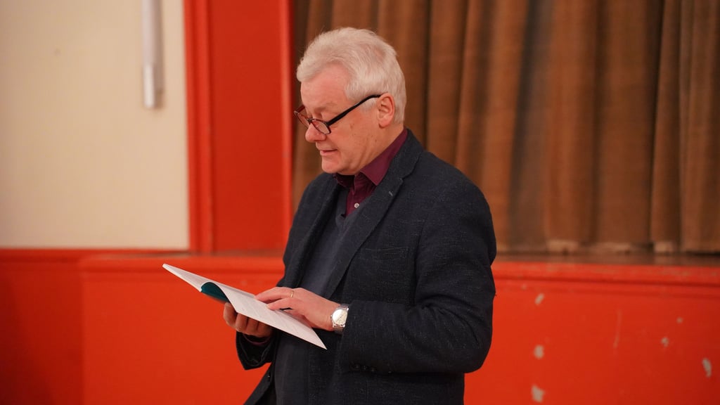 Pfarrer und Seelsorger Friedhelm Kasparick las im Trothaer Lesecafé aus Texten von Gefängnisinsassen.