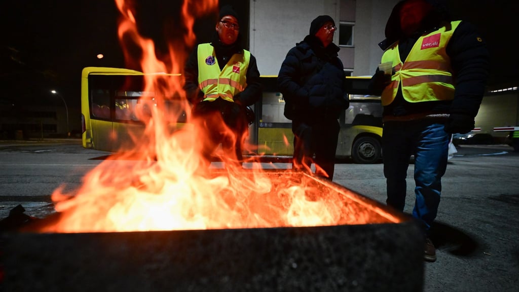 An etlichen Betriebshöfen der BVG stehen Streikposten.