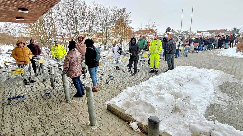 Die Zehn-Euro-Aktion bei Lilapetz sorgt für Gedränge und angespannte Stimmung.