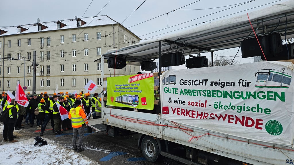 Die Gewerkschaft Verdi hat am Montag (2. Februar 2026) in Magdeburg unter anderem Beschäftigte der Magdeburger Verkehrsbetriebe zu einem ganztägigen Streik aufgerufen.