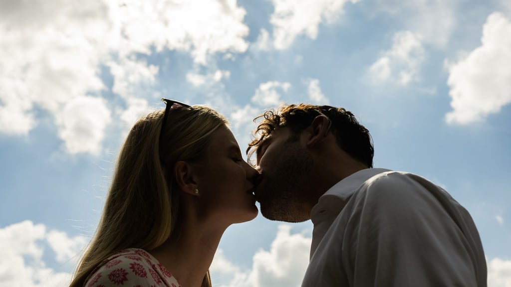 Kein Zufall: Ehemalige und neue Partner ähneln sich oft, da vertraute Beziehungsmuster Sicherheit geben, selbst wenn sie ungesund sein können.