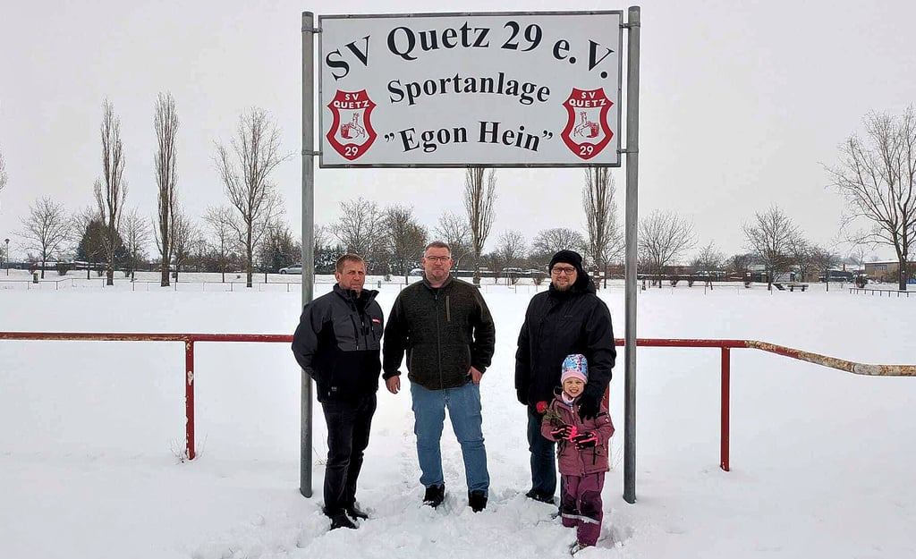  Jörg Schäpe (l.), Carsten Helfer und Steffen Batzer mit seiner Tochter Magdalena. Die Erwachsenen sitzen alle im Ortschaftsrat und haben Pläne für die Platznutzung gestrickt. Jetzt geht es darum, die Umsetzbarkeit zu prüfen. 