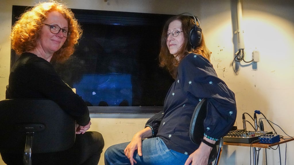 Aus der Tonkabine haben Susann Häfke-Rook (l.) und Karin Roxer einen guten Blick auf die Bühne im Opernhaus in Magdeburg.