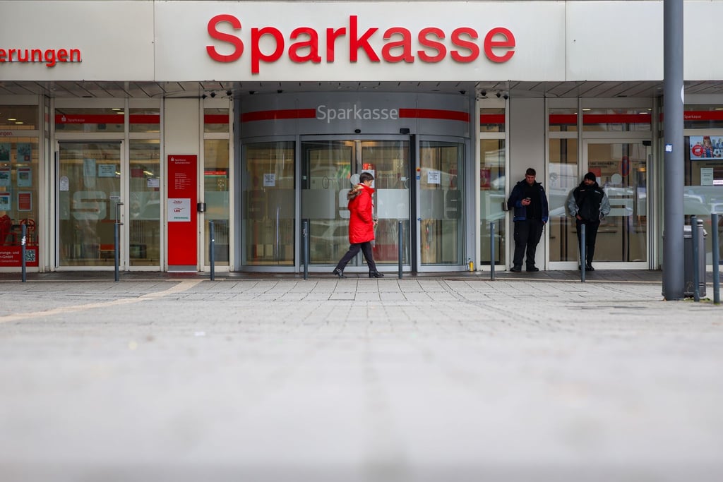 Knapp fünf Wochen nach dem spektakulären Einbruch ist die Sparkasse Gelsenkirchen wieder offen – allerdings nicht die Schließfachanlage. (Archivbild)