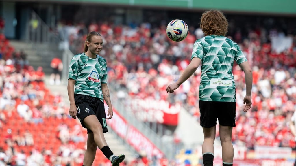 Stürmerin Emöke Papai (links) wechselt von Bremen nach München. (Archivbild)