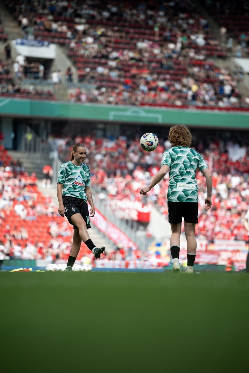 Stürmerin Emöke Papai (links) wechselt von Bremen nach München. (Archivbild)