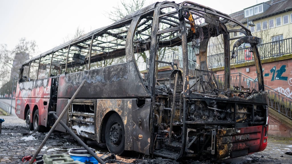 Der Mannschaftsbus des Halleschen FC brannte komplett aus.  