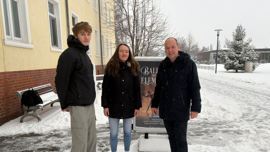 Die Studierendenvertreter Luca Muschalla (links) und Thurid Rickmann sprechen sich gegen eine Zweitwohnsitzsteuer in Stendal aus. Volker Wiedemer, Prorektor der Hochschule in Stendal, unterstützt sie.