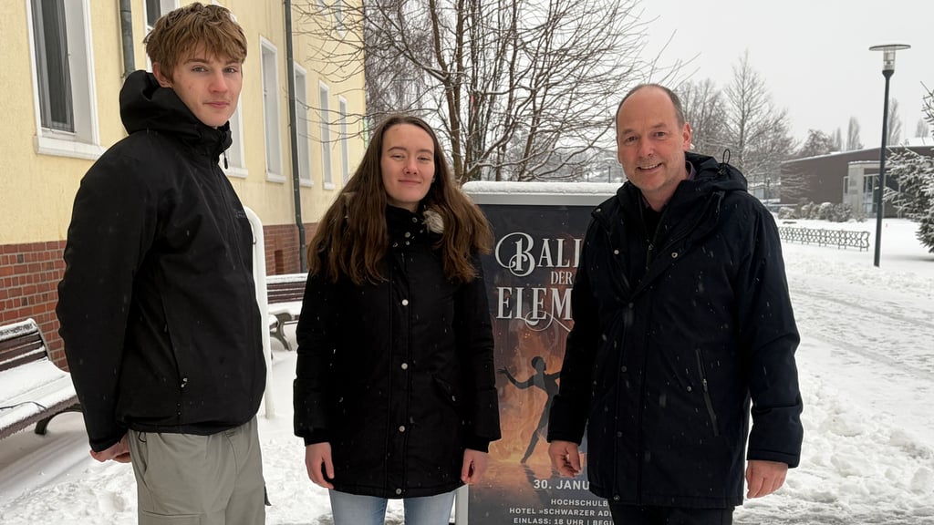 Die Studierendenvertreter Luca Muschalla (links) und Thurid Rickmann sprechen sich gegen eine Zweitwohnsitzsteuer in Stendal aus. Volker Wiedemer, Prorektor der Hochschule in Stendal, unterstützt sie.