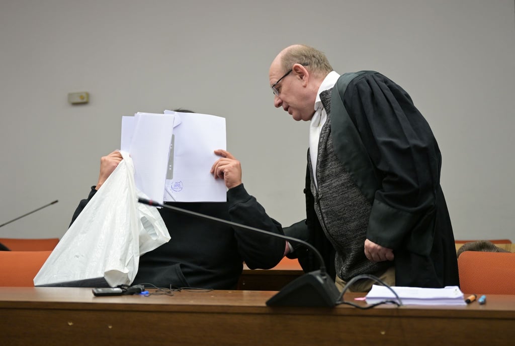 Der Student verbarg sein Gesicht zu Beginn des Prozesses.