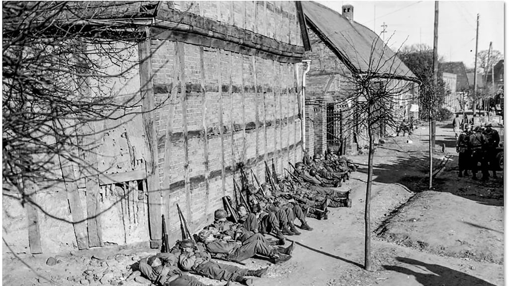 US-Soldaten am 15. April 1945 in Osterburg, aber wo genau? Historiker Torsten Haarseim aus Gardelegen zeigte dieses Foto im Januar 2026 bei einem Vortrag in Osterburg. 
